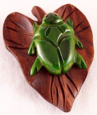 BP275 green bakelite bug on wood leaf dress clip